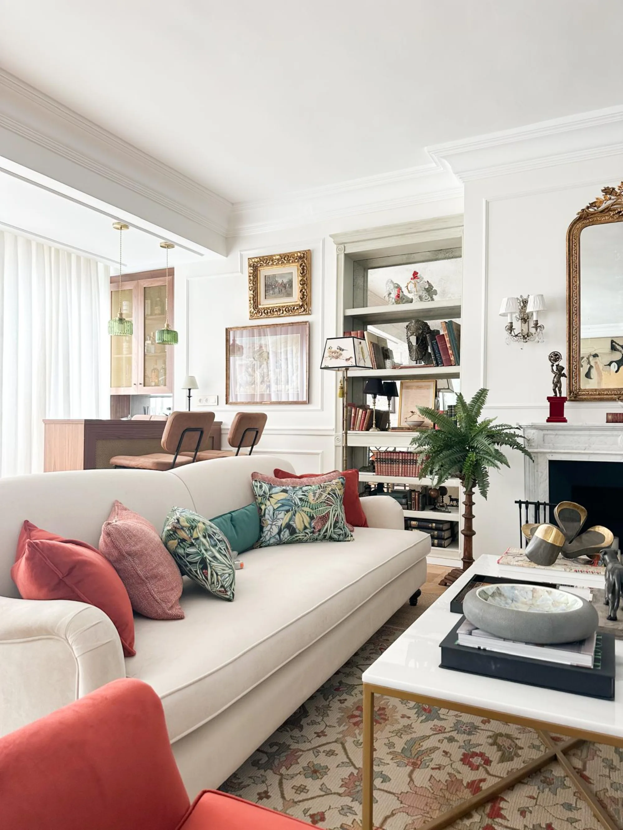 Salón clásico decorado por Santayana Home en un piso del Barrio de Salamanca, Madrid