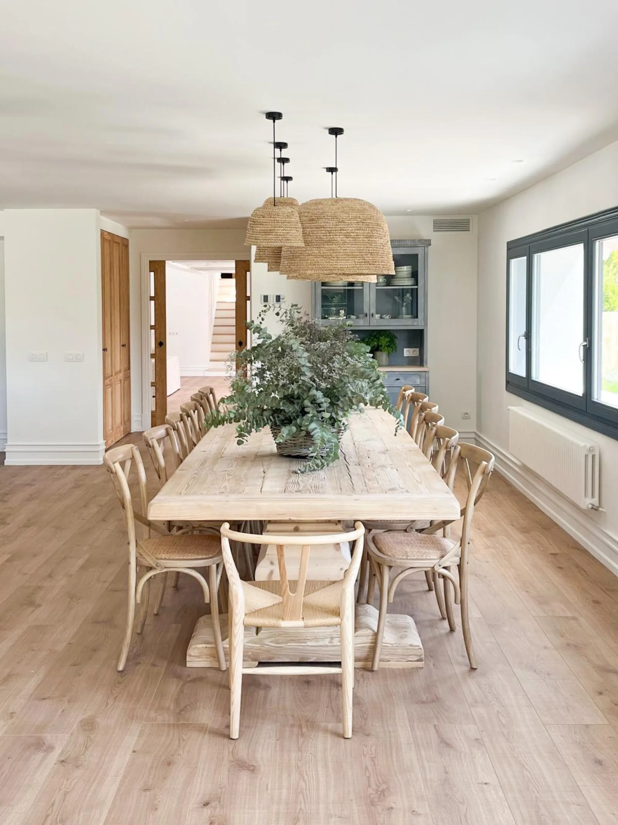 Salón de un chalet de gran superficie decorado por Santayana Home en La Moraleja