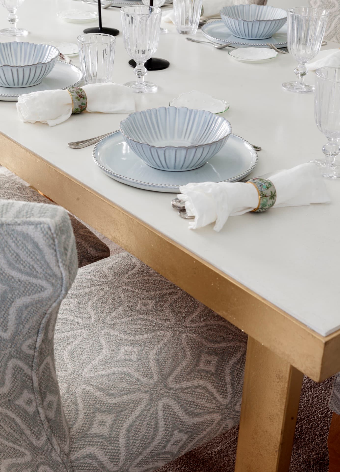 Detalle de vajilla y textiles del comedor de Casa Botánica