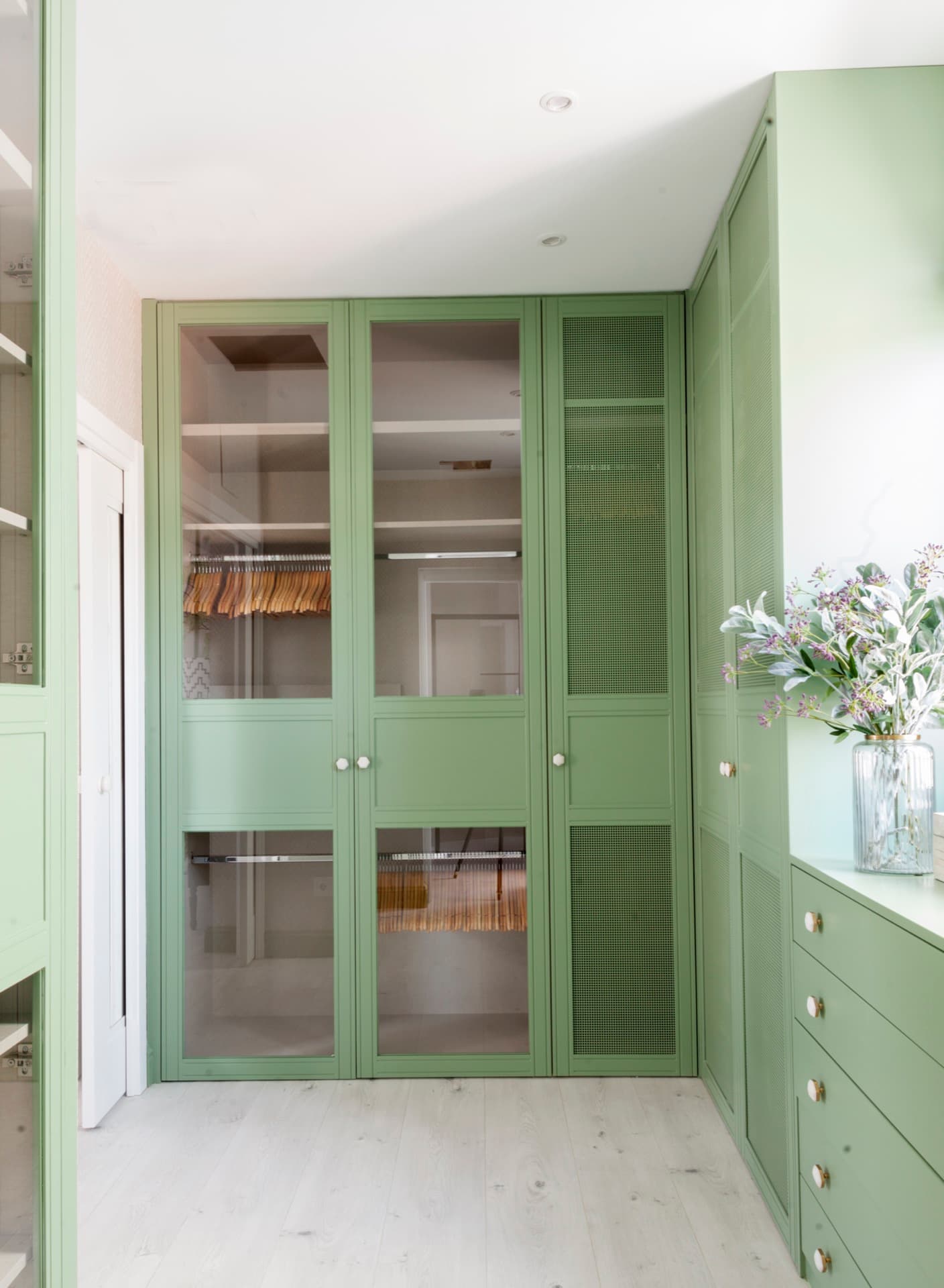 Vestidor verde diseñado a medida en Casa Botánica