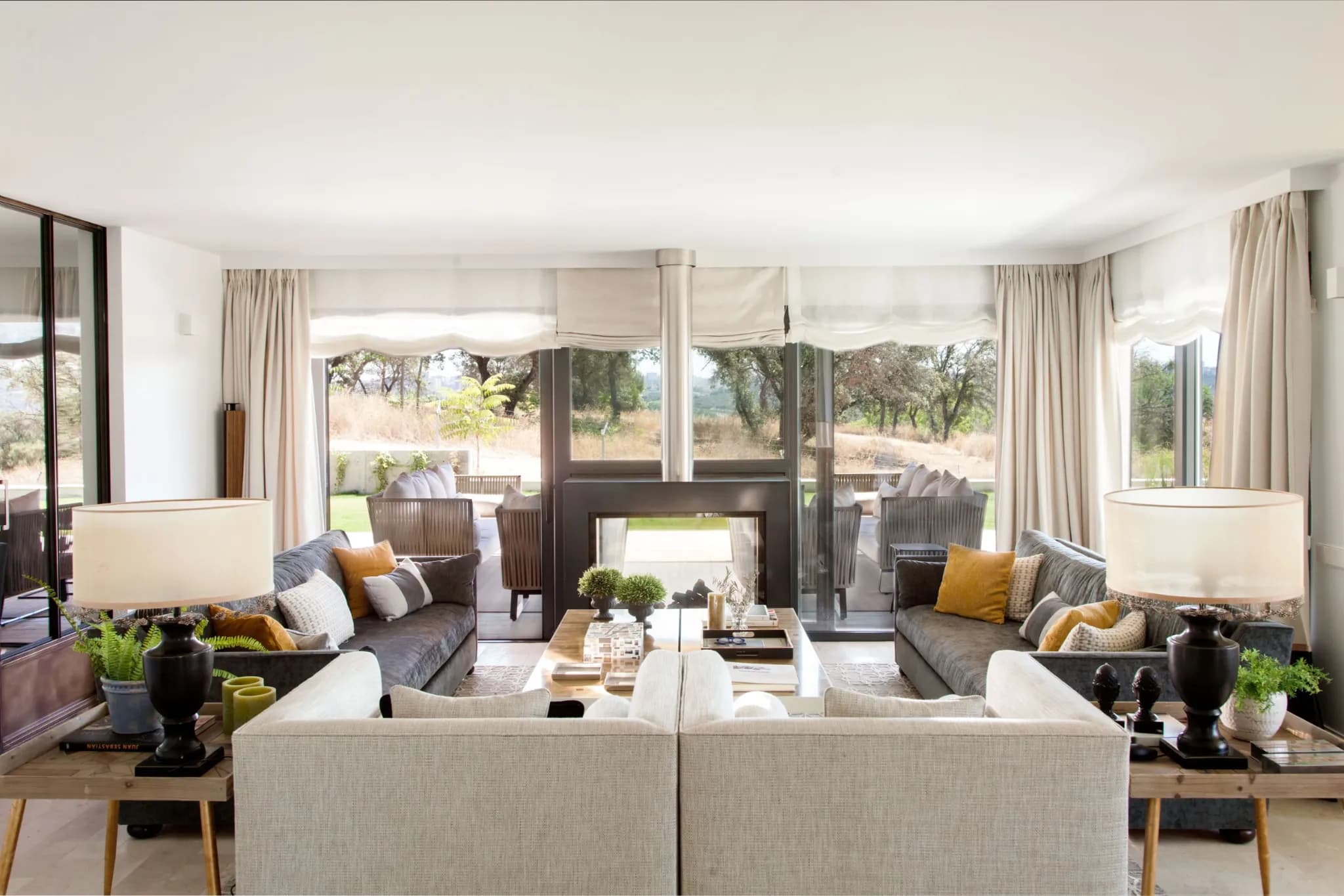 Salón decorado por Santayana Home en una vivienda de Aravaca, Madrid