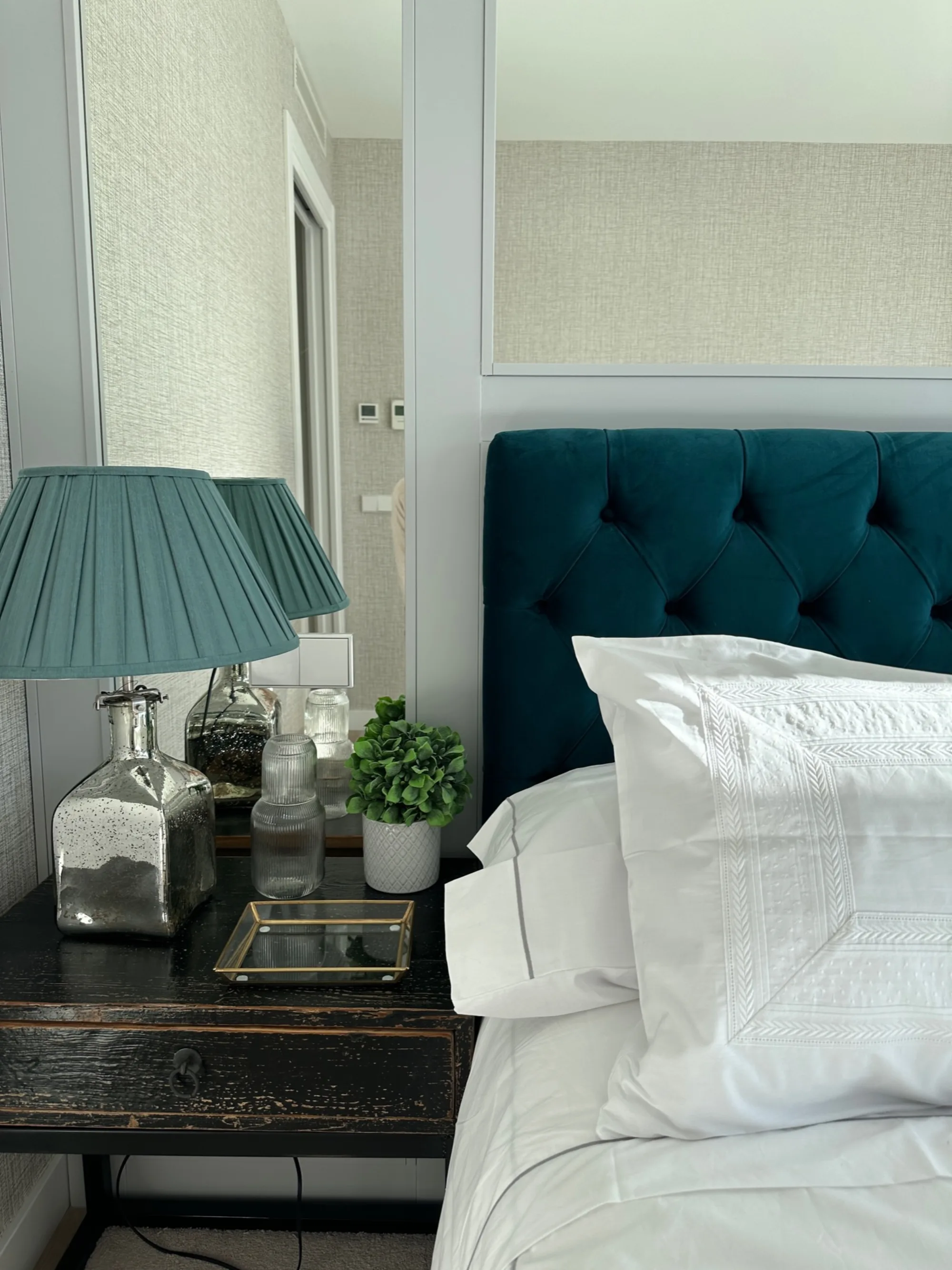 Dormitorio elegante en Don Ramón de la Cruz Barrio Salamanca — interiorismo Santayana Home Madrid