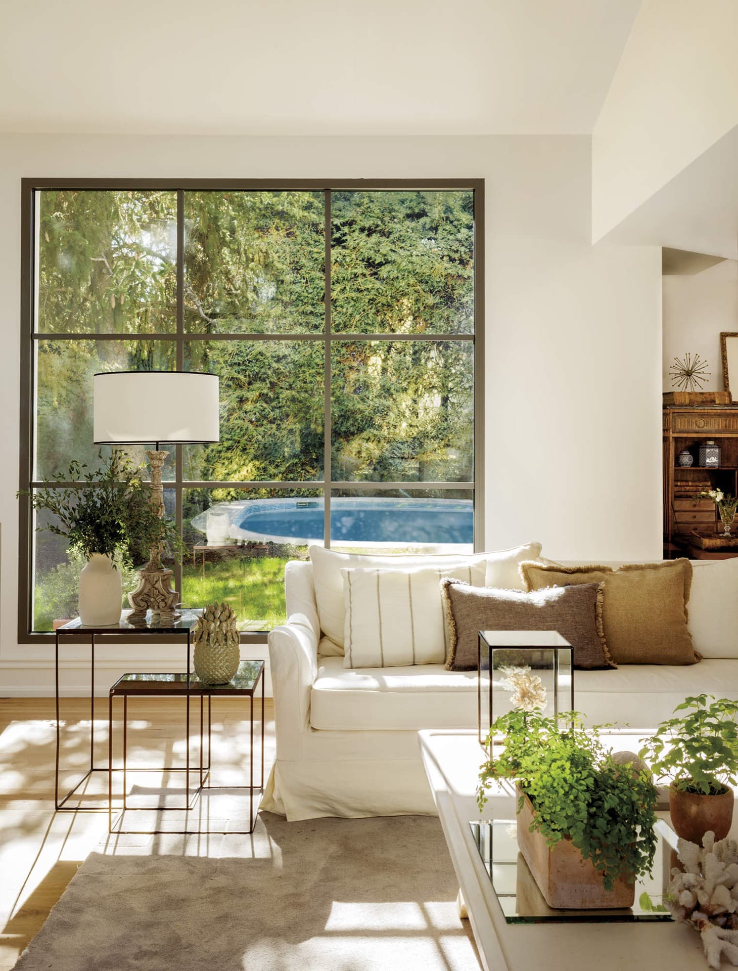 Salón abierto al jardín de Casa del Jardín