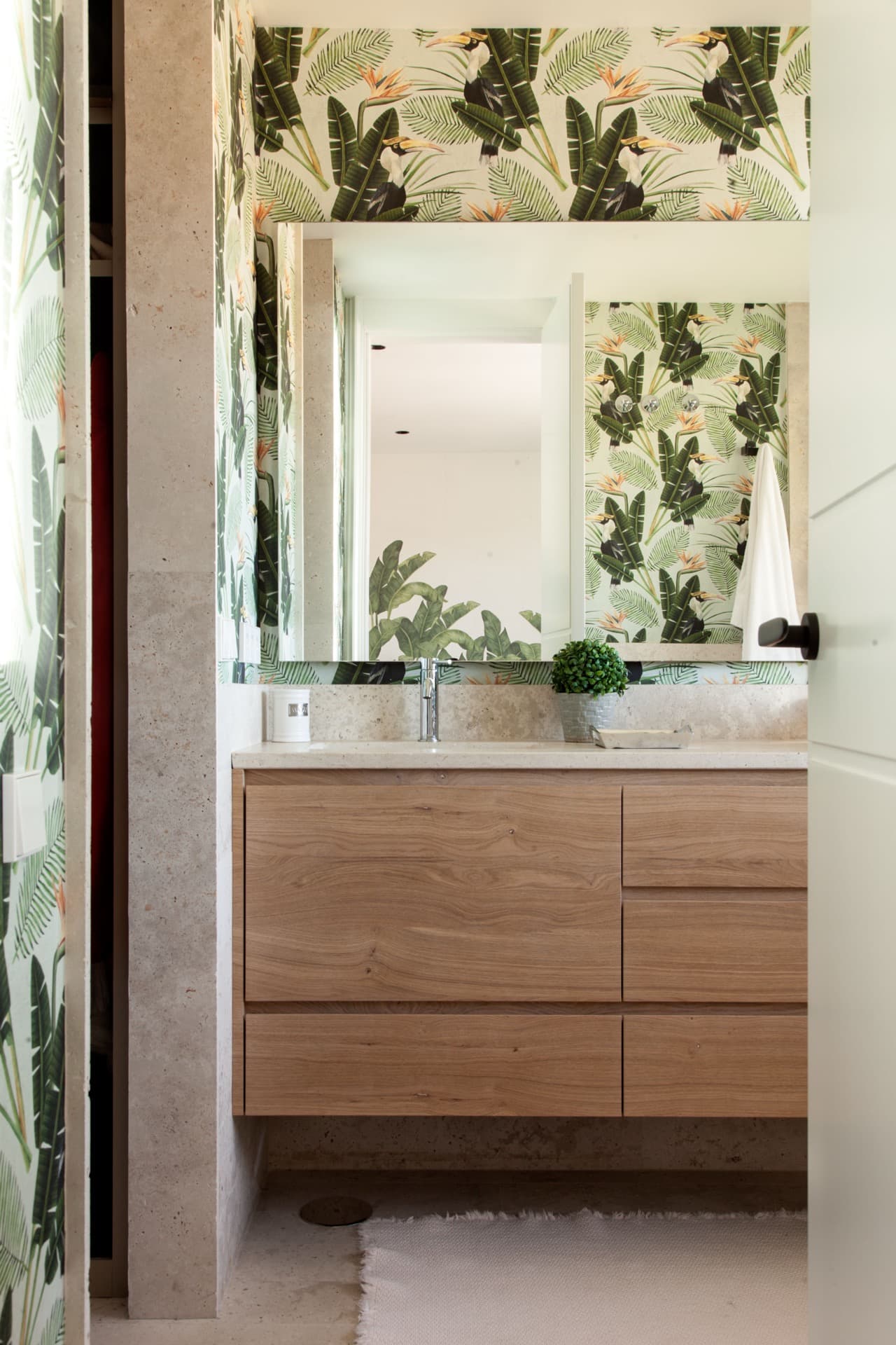 Mueble de lavabo de madera a medida con papel pintado botánico
