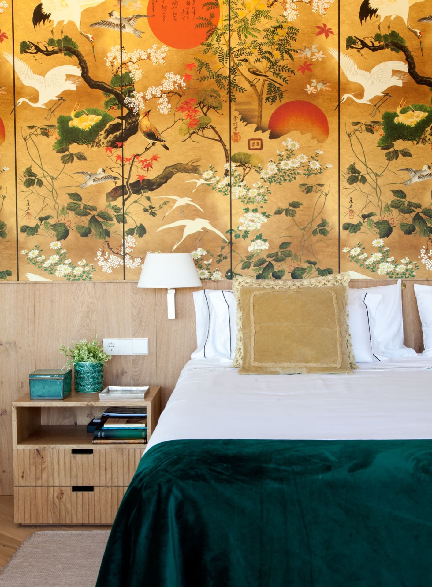 Dormitorio con cabecero de roble, panel japonés y terciopelo verde